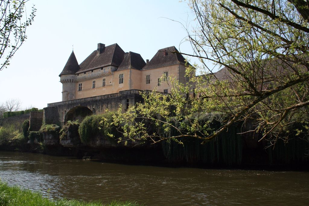Vue d'ensemble du château au nord-est, depuis la rive gauche de la Vézère.