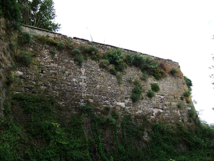 Partie du mur nord en moellons et pierre de taille.