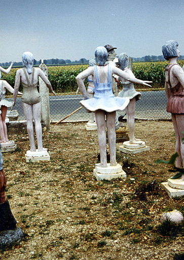 Quelques statues situées dans la partie gauche du jardin, photographiées en 1991.