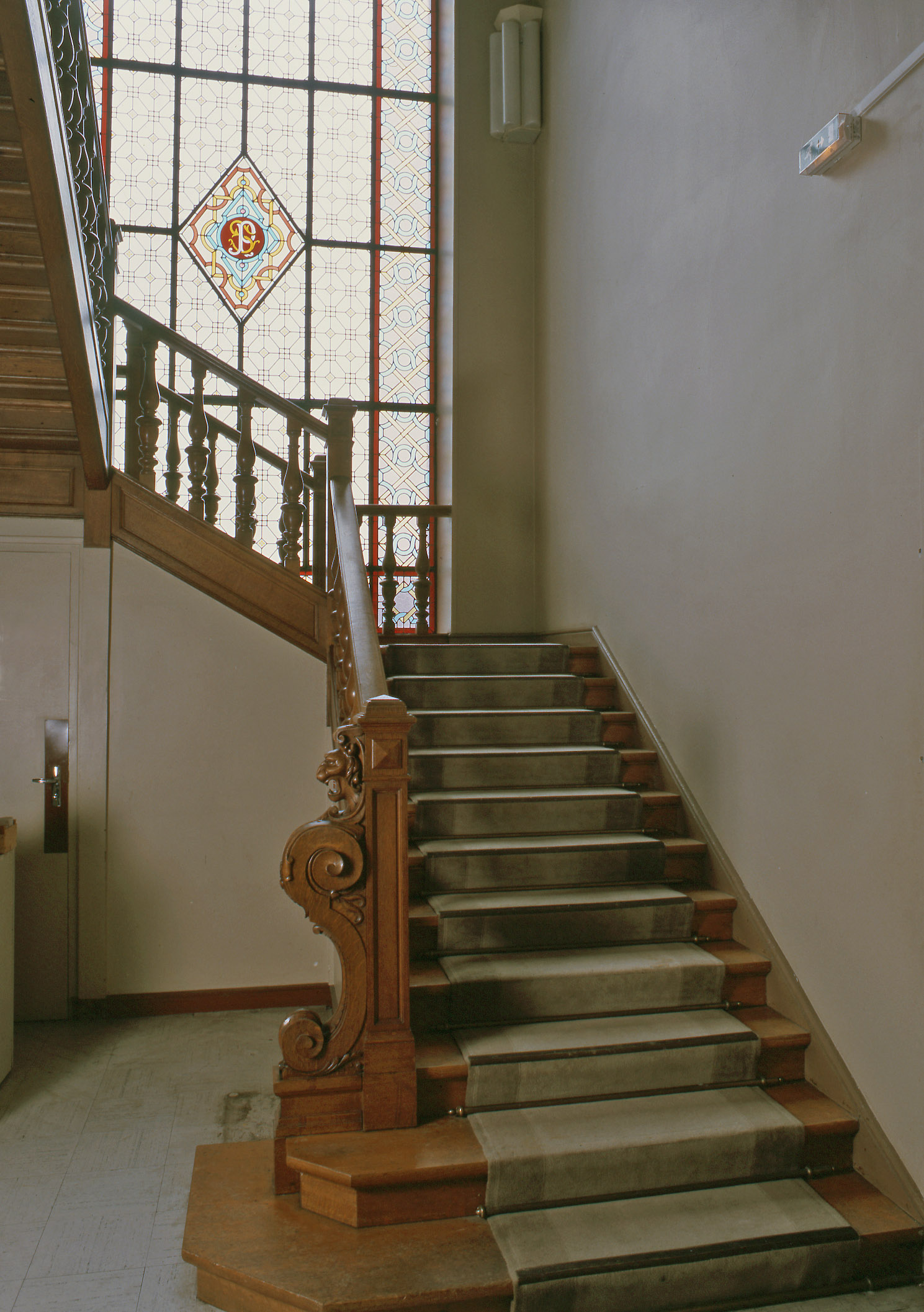 Vue générale de l'escalier intérieur tournant à retours, avec jour central, en charpente, qui dessert les étages. 