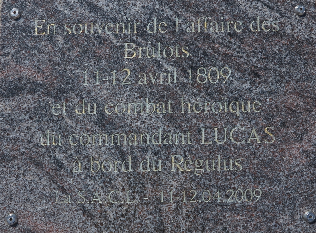 Plaque commémorant l'affaire des brûlots de 1809. 