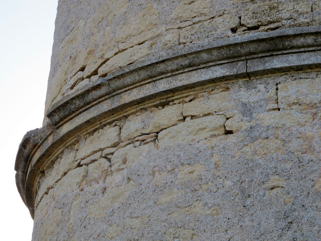 Tour d'angle sud-est du grand corps de logis : détail du cordon mouluré à hauteur de l'appui de fenêtre.