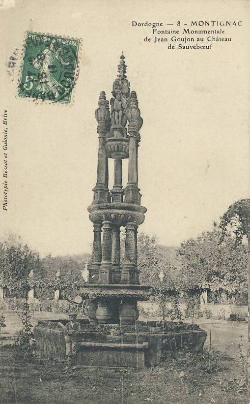 Carte postale représentant la fontaine monumentale dans la cour du château, s.d. (après 1900).