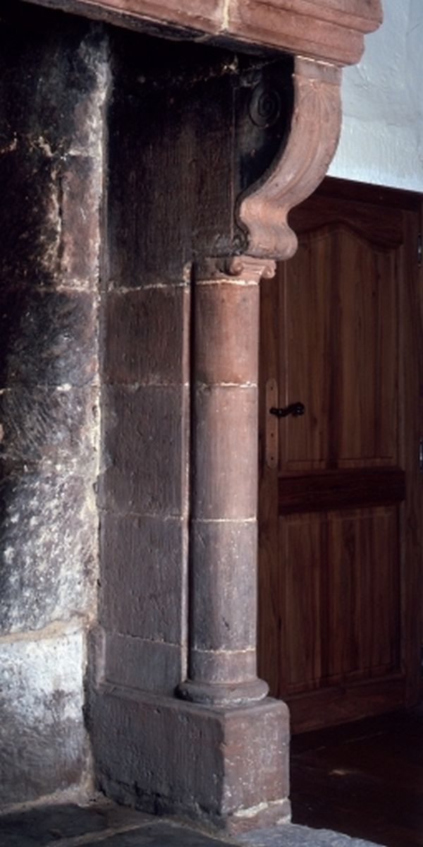 Détail du piédroit en fût de colonne avec chapiteaux décorés.