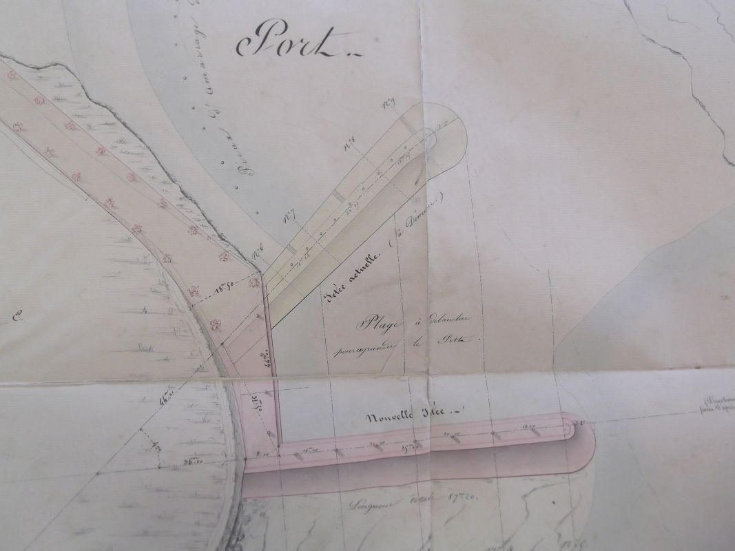 Extrait d'un plan du port en 1840 par l'ingénieur Lessore : l'ancienne jetée en jaune et la nouvelle en rose.
