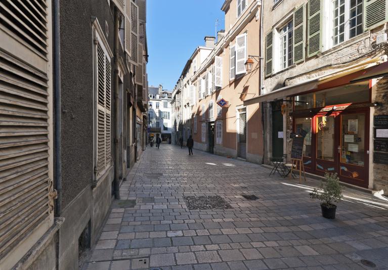 Rue Jeanne-D'Albret, vers le nord.