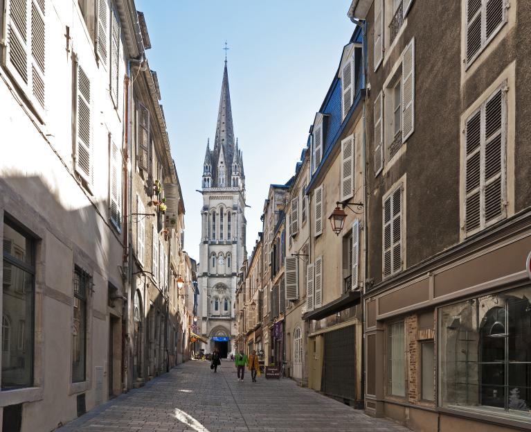 Rue Jeanne-d'Albret et église paroissiale Saint-Martin.