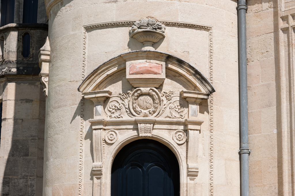 Façade sud, tourelle ouest : détail de la porte avec les initiales d'Emile Pereire.