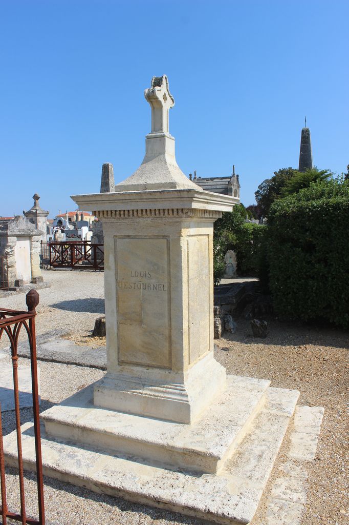 Monument en hommage de Louis-Gaspard d'Estournel.
