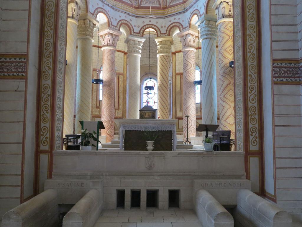 Église, chœur et accès à la crypte Saint-Savin.