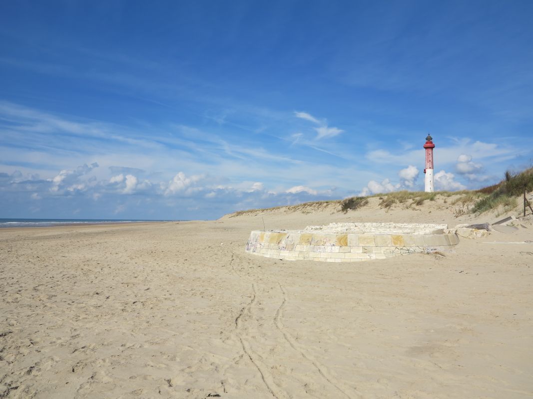 Les vestiges du sémaphore sur la plage de la Coubre, à quelques encablures du rivage et du phare.