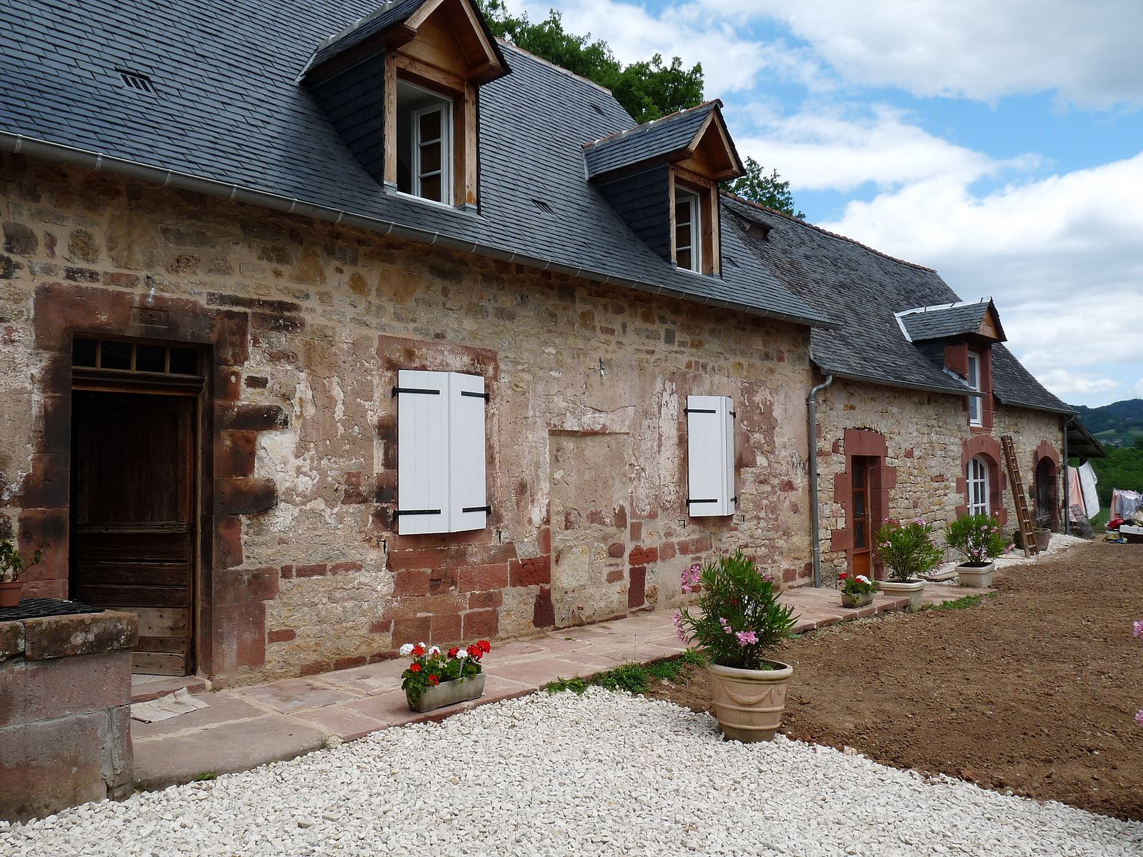 Vue générale de la ferme en bloc à terre.