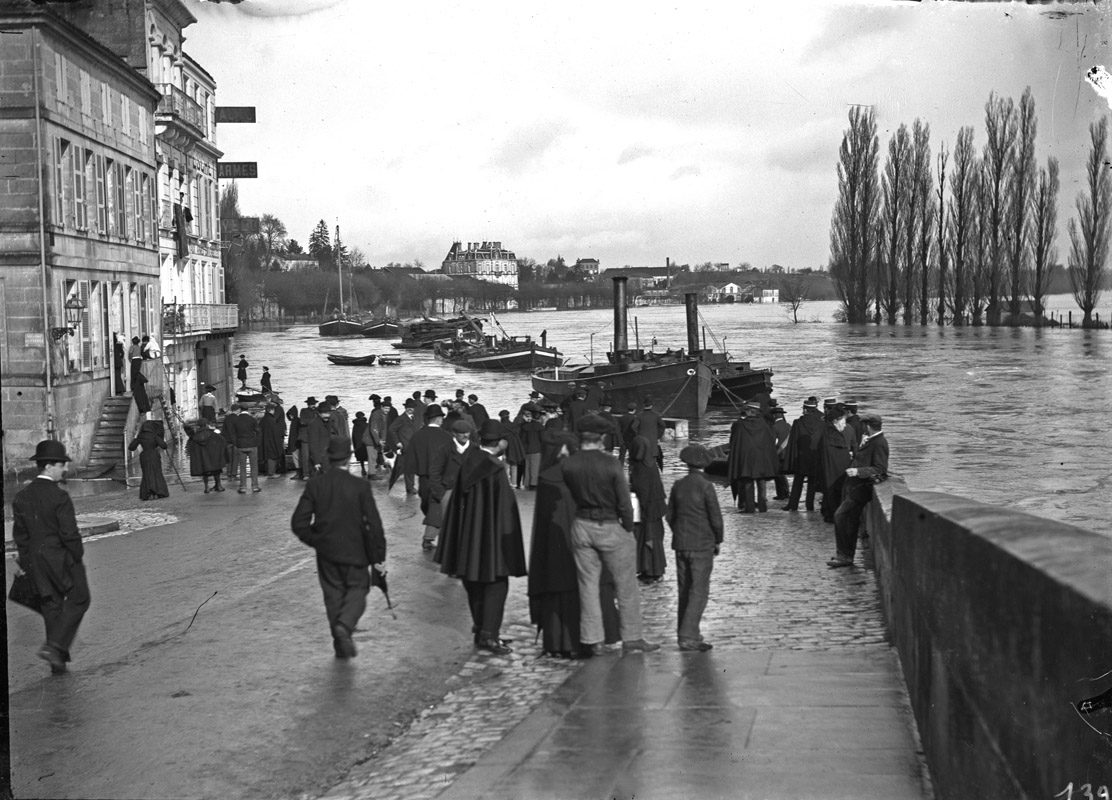 Le quai sous l'eau lors d'une crue, en 1904 ou 1910.