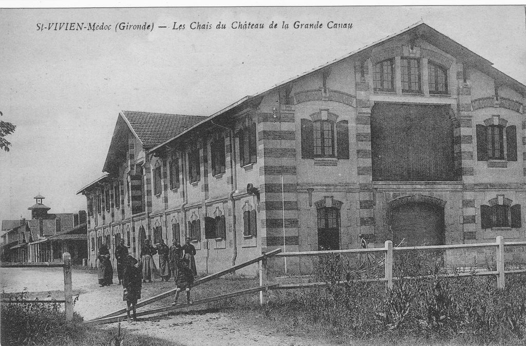 Carte postale (collection particulière) : les Chais du Château de la Grande Canau.