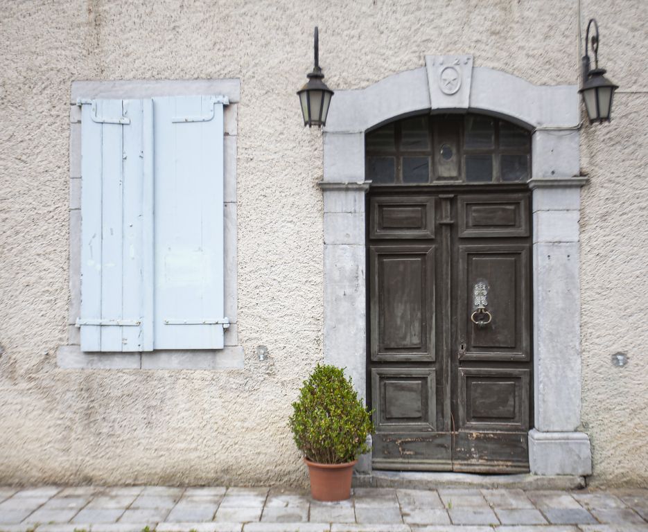 Façade principale sur la place Henri IV. Détail d'une fenêtre et de porte d'entrée.