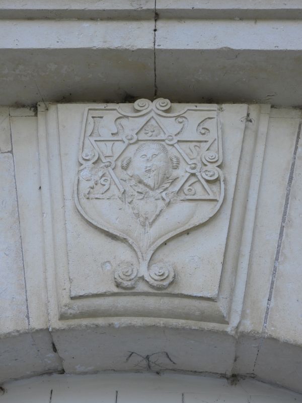 Détail du décor de la porte : clé de linteau ornée d'un écusson, d'une étoile et de la date 1596.