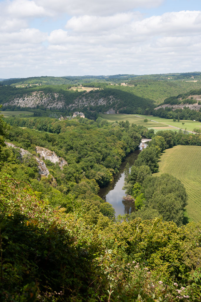 Vue d'ensemble du château dans son cadre paysager.