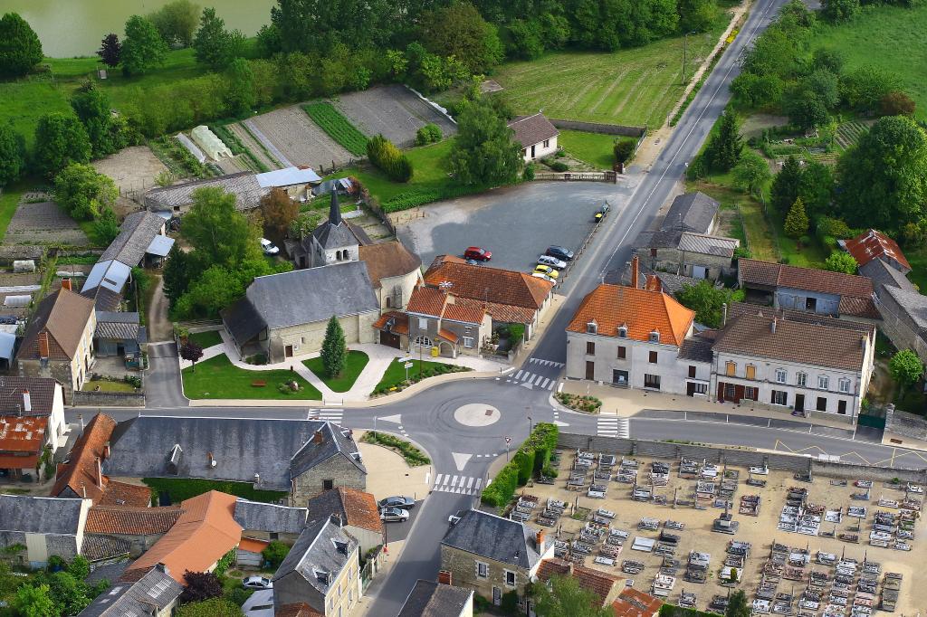 Présentation de la commune de Sossay : vue aérienne du bourg.