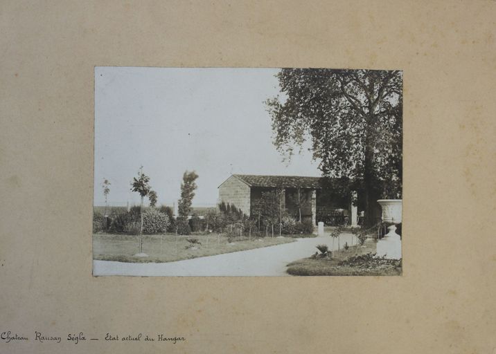 Photographie représentant l'ancien hangar (début 20e siècle).