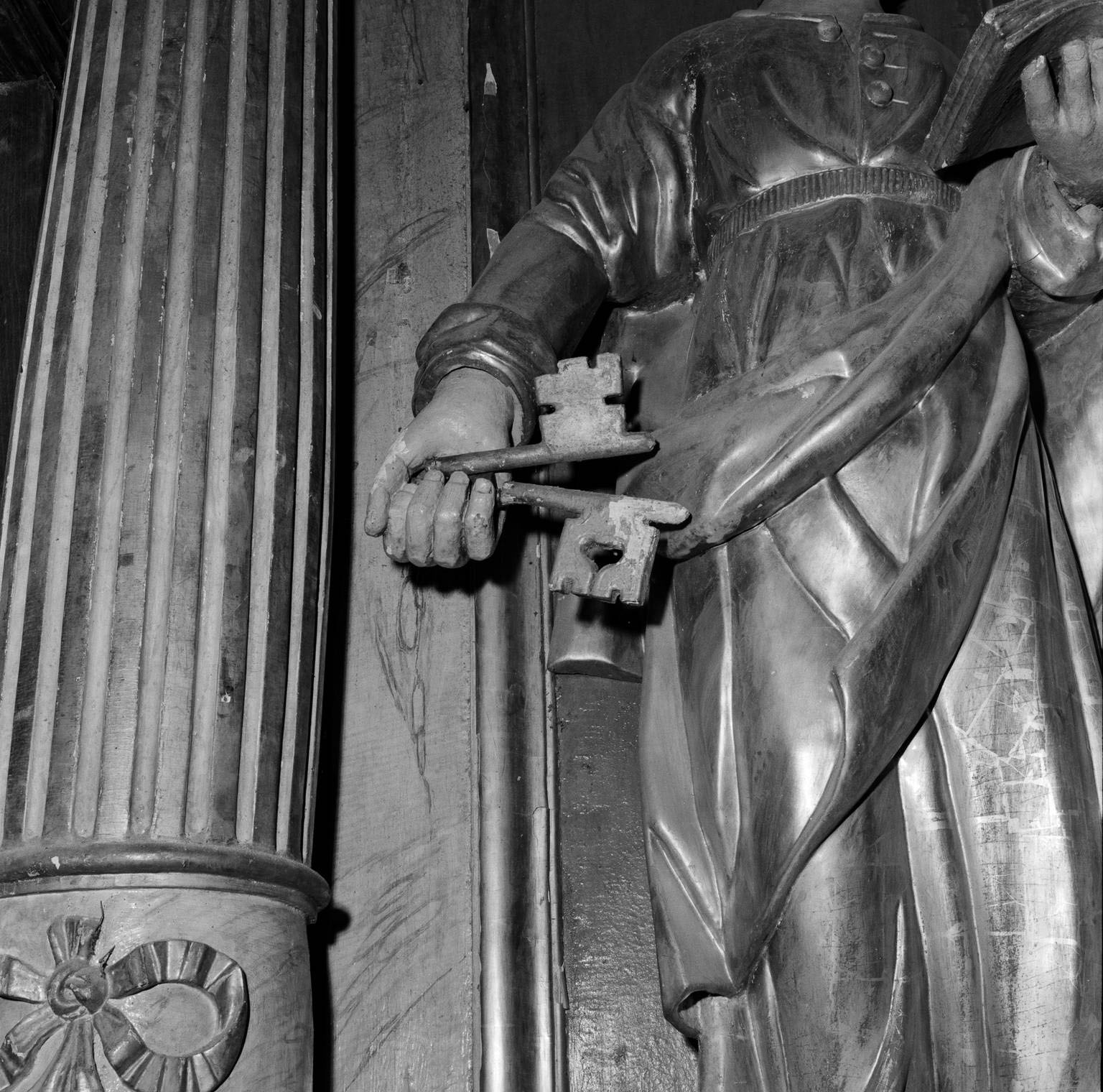 Statue de saint Pierre : détail du drapé et des clés.