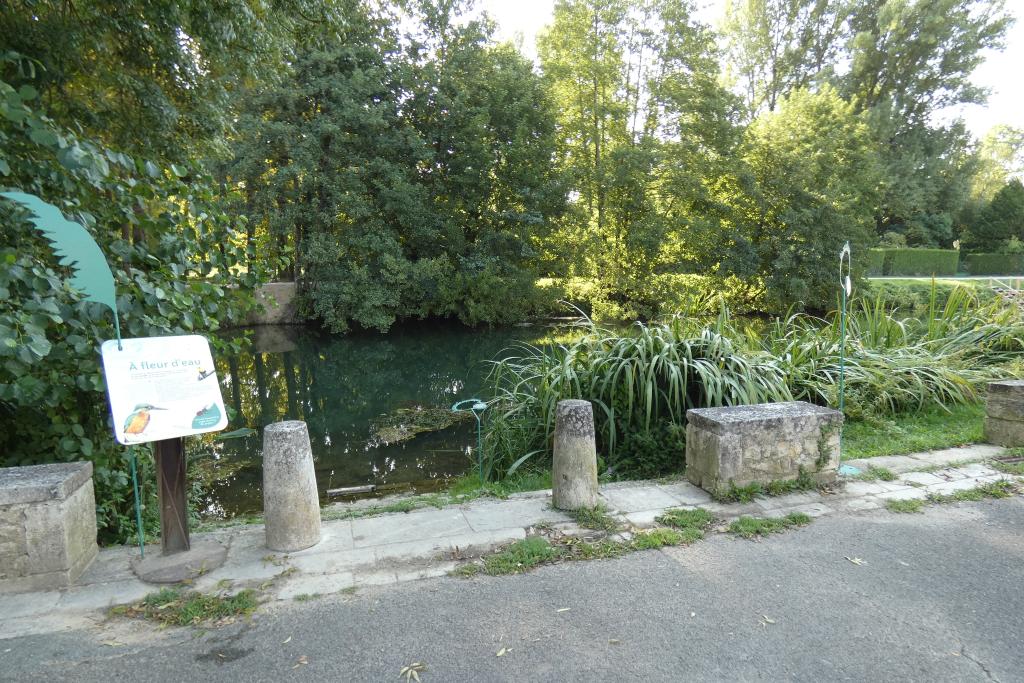 La cale-abreuvoir au débouché de la rue Saint-Denis.