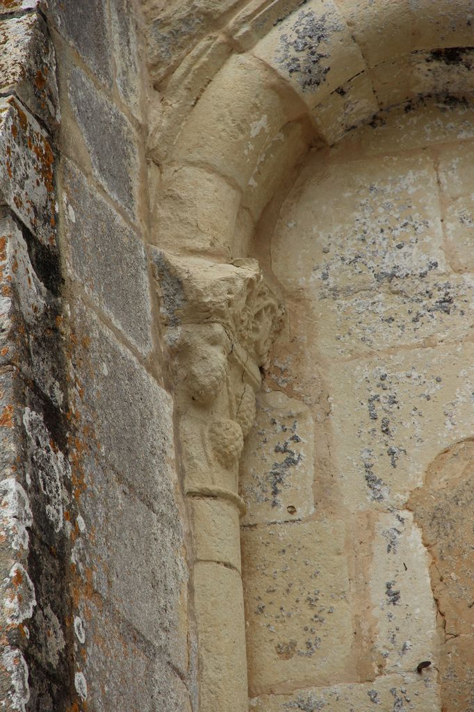 Détail du chevet : baie axiale murée (chapiteau).