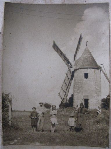 La famille Genet devant la moulin de la Sablière, en 1931.