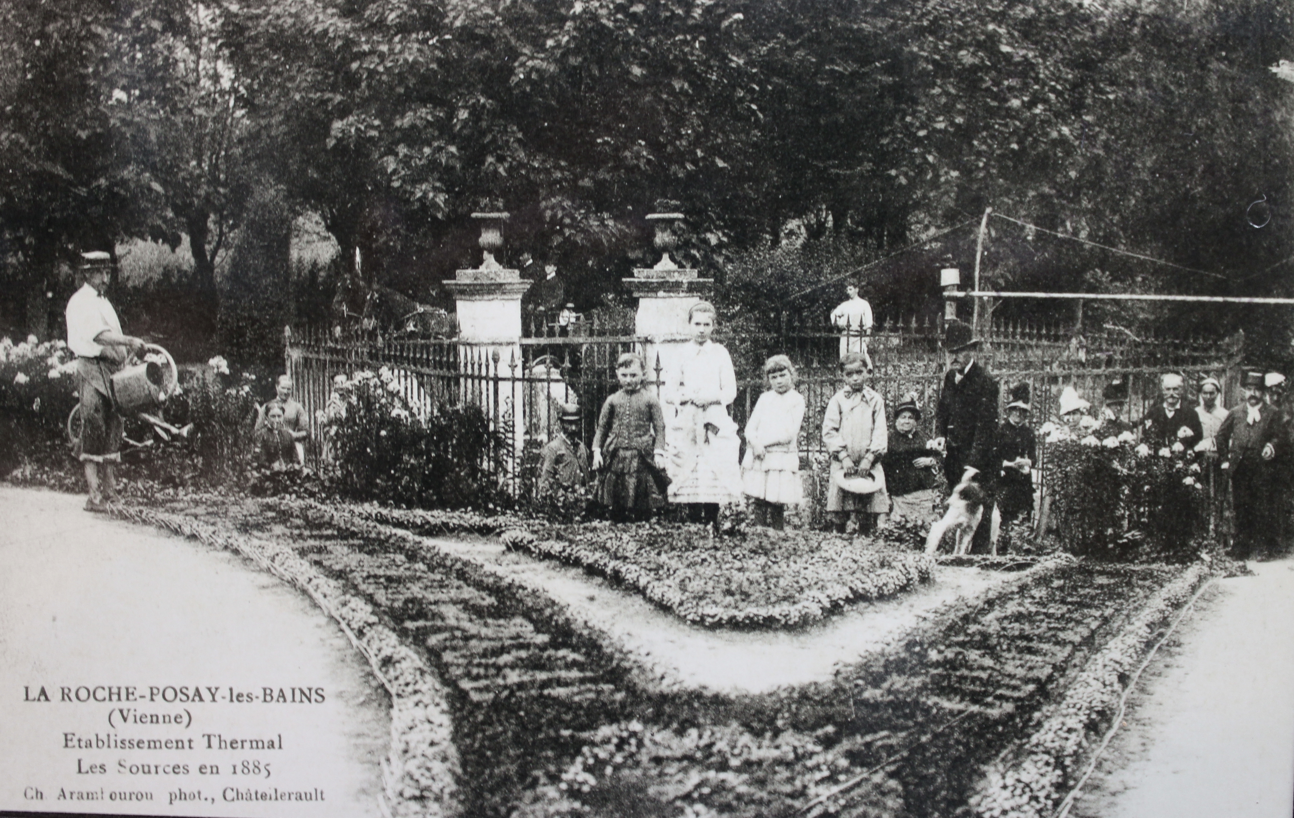 Carte postale: établissement thermal, les sources en 1885.