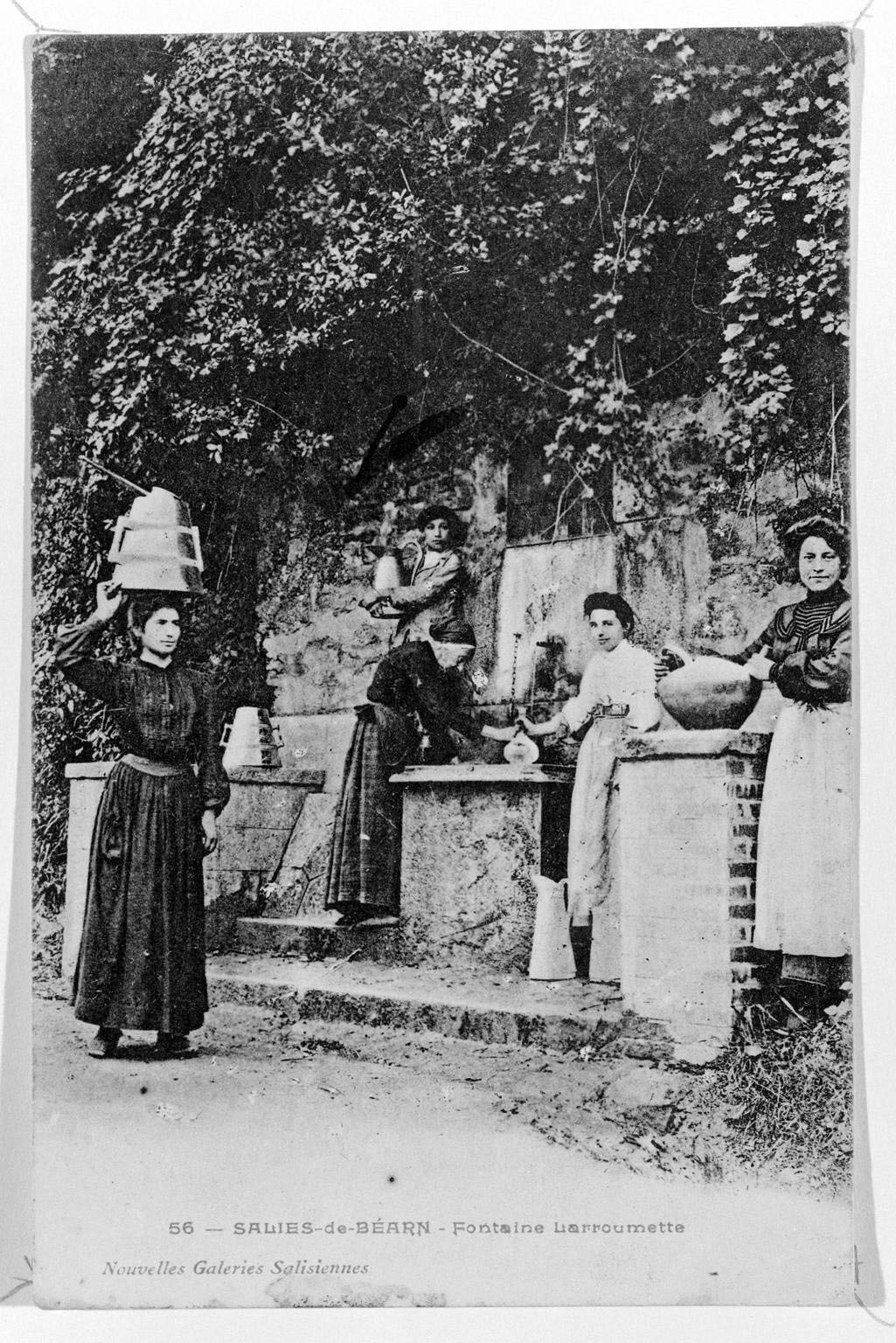 Groupe de personnages devant la fontaine.