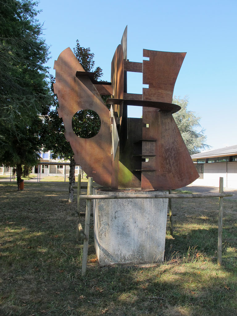 Sculpture réalisée dans le cadre du 1% artistique. L'artiste est Berto Lardera (1911-1989). L’œuvre parfois nommée 