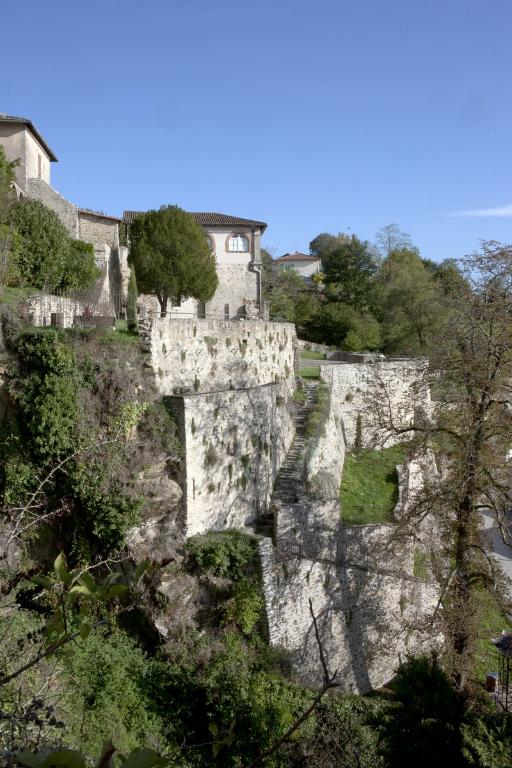 Les jardins en degrés de Saint-Amand, vus de l'ouest.