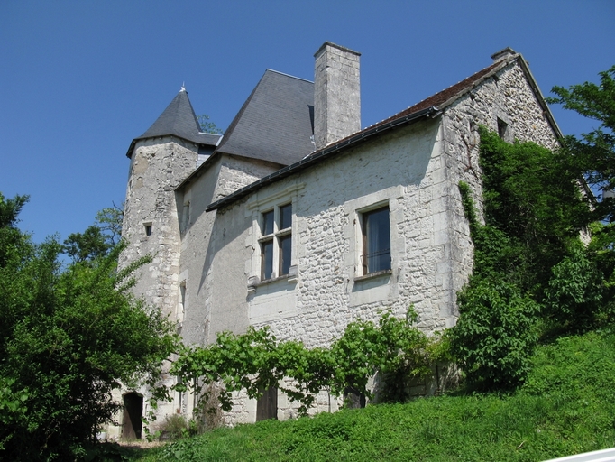 Château d'Alogny vu depuis la route au sud-ouest.
