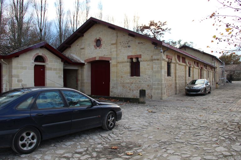 Anciennes écuries et bergerie : façade nord et pignon est.
