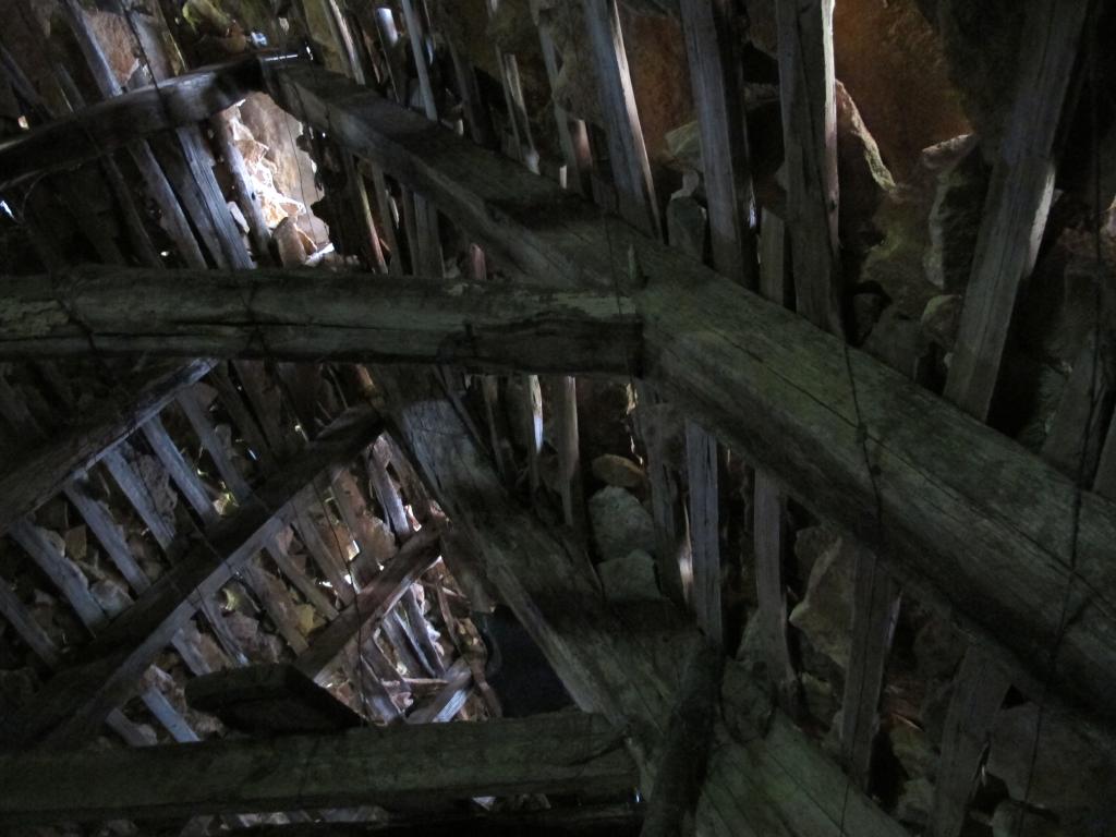 Détail d'une charpente ancienne portant de la lauze dans une demeure privée de Valojoulx.