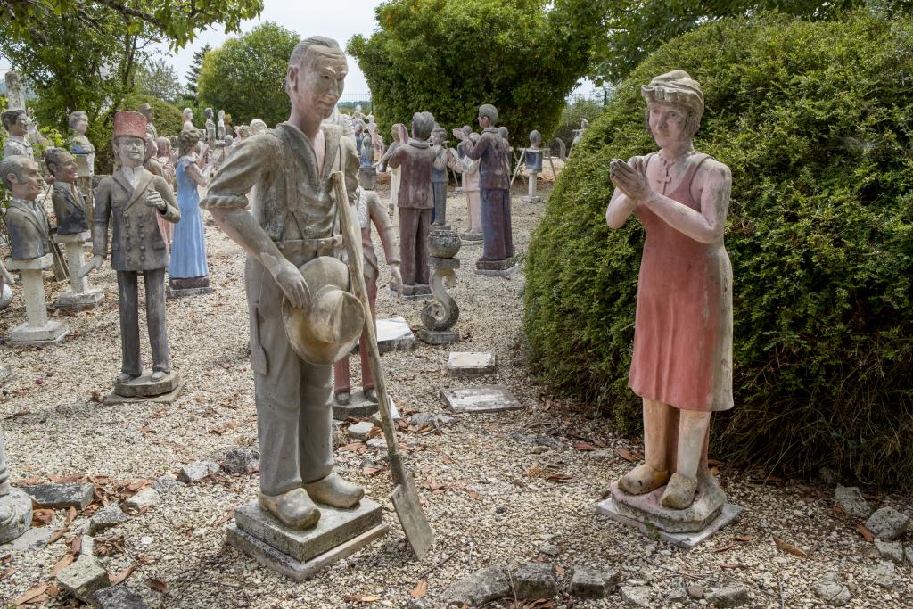 Groupe sculpté représentant Gabriel Albert et sa femme dans la scène de l'Angélus de Millet.