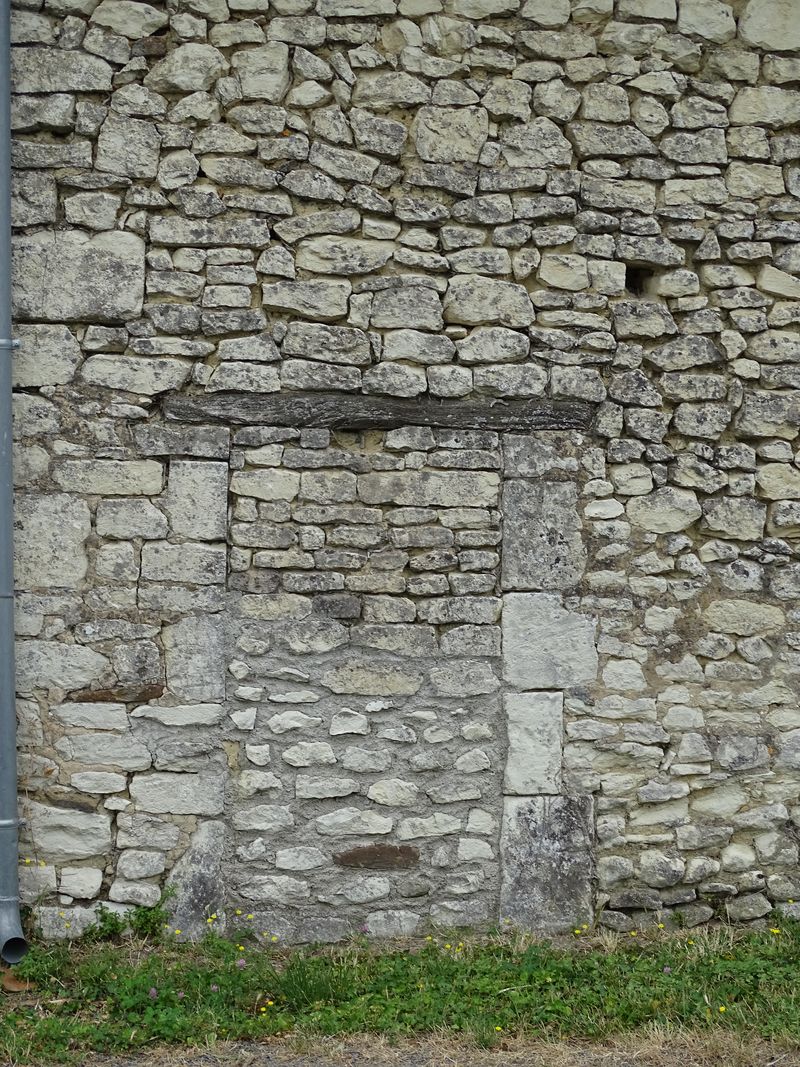 Porte murée donnant accès autrefois à une grange.