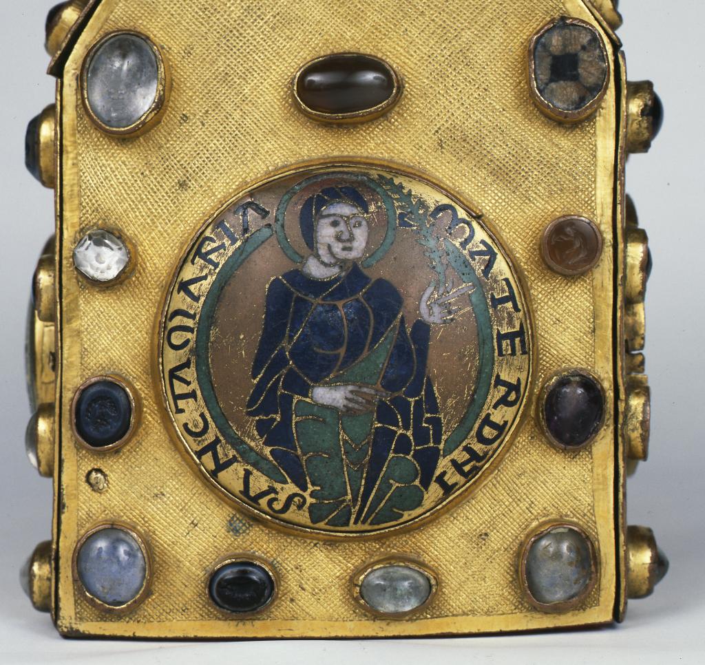 Détail : médaillon émaillé représentant la Vierge, au pignon droit.
