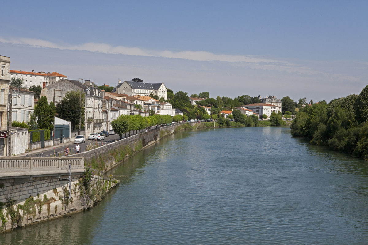 La Charente vue du pont vers l'aval.