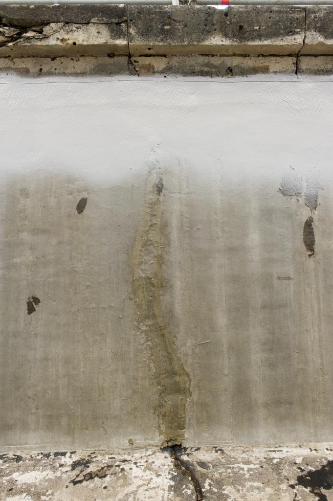 Travaux (février 2014) : enduit et colmatage de fissure.