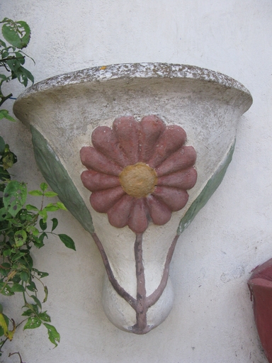 Pot fixé à une élévation de la maison.