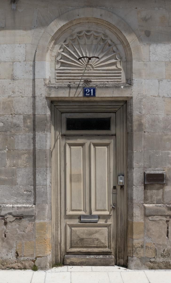 Vue de la porte d'entrée sur la rue Neuve d'Argenson.