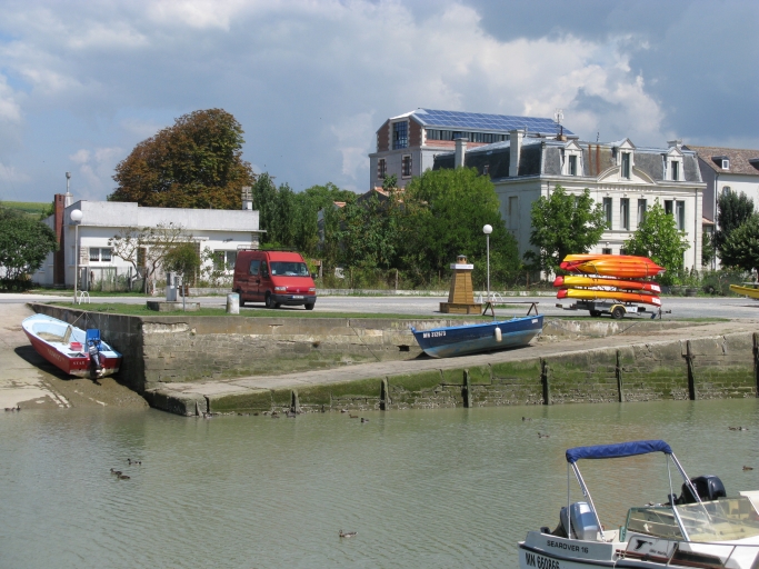 Cale sur la rive droite de l'avant-port.