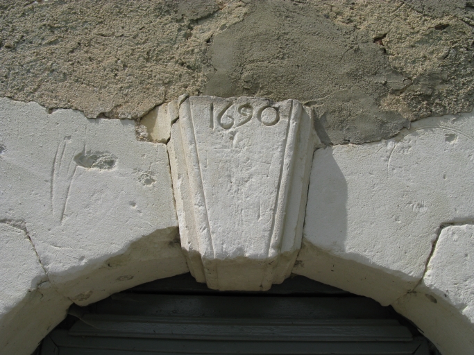 Date 1690 inscrite au-dessus d'une porte dans le bourg.
