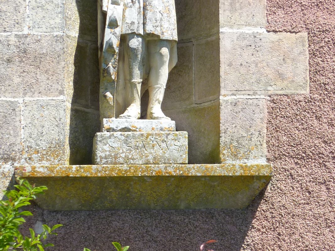 Inscription S. Savinus sur le socle de la statue.