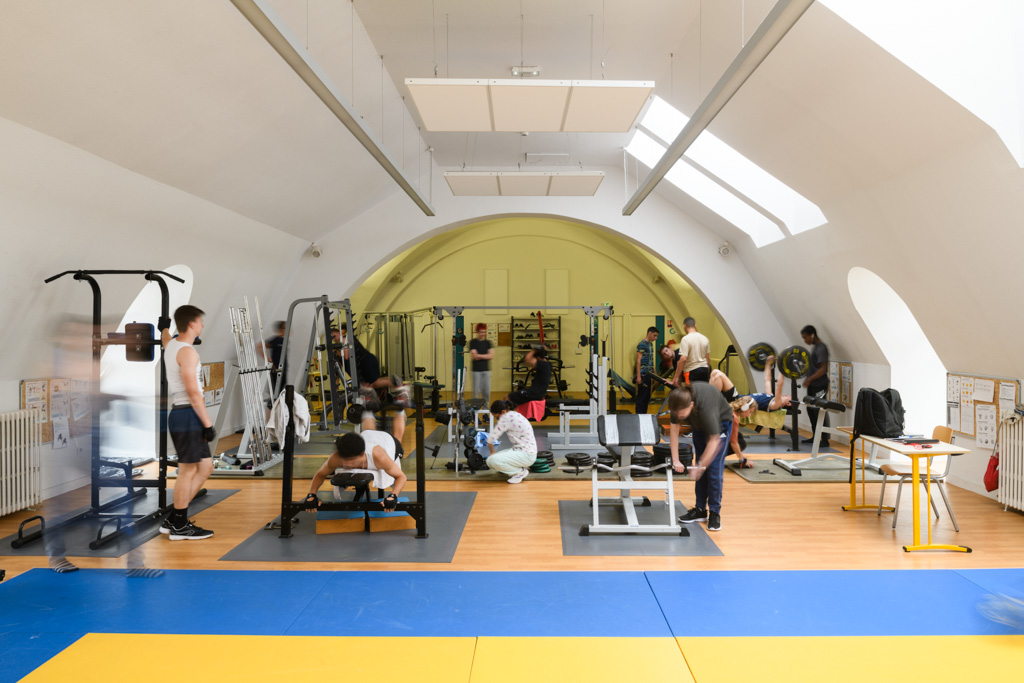 Salle de musculation aménagée dans le bâtiment de l'ancienne chapelle.