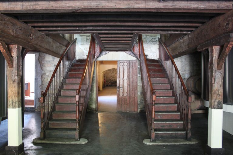 Cuvier : escalier à double volée permettant l'accès à l'étage.