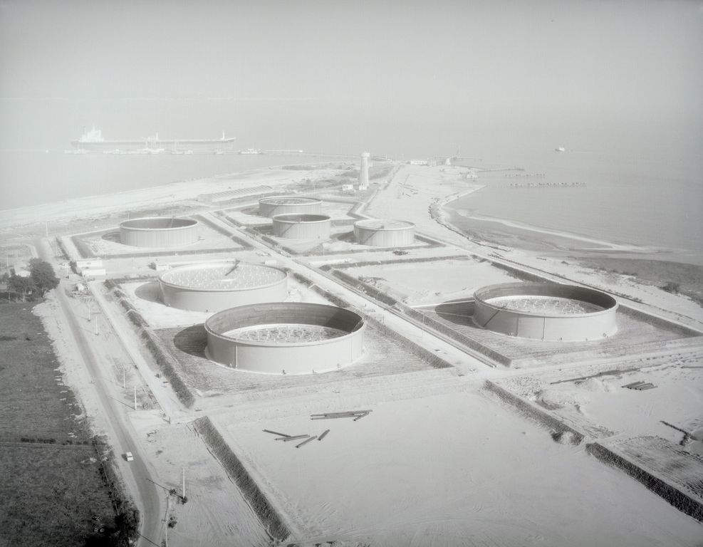 Vue aérienne, 1970 : installation des citernes.
