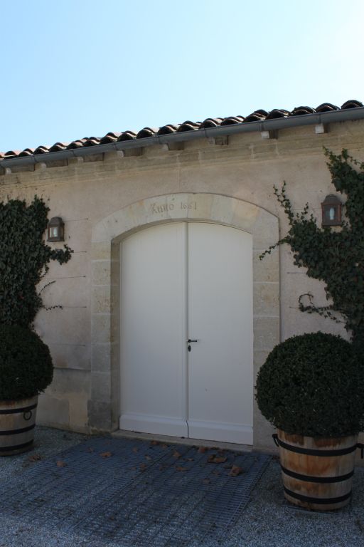 Cour nord : chai nord, détail de la porte avec l'inscription récente ANNO 1661.