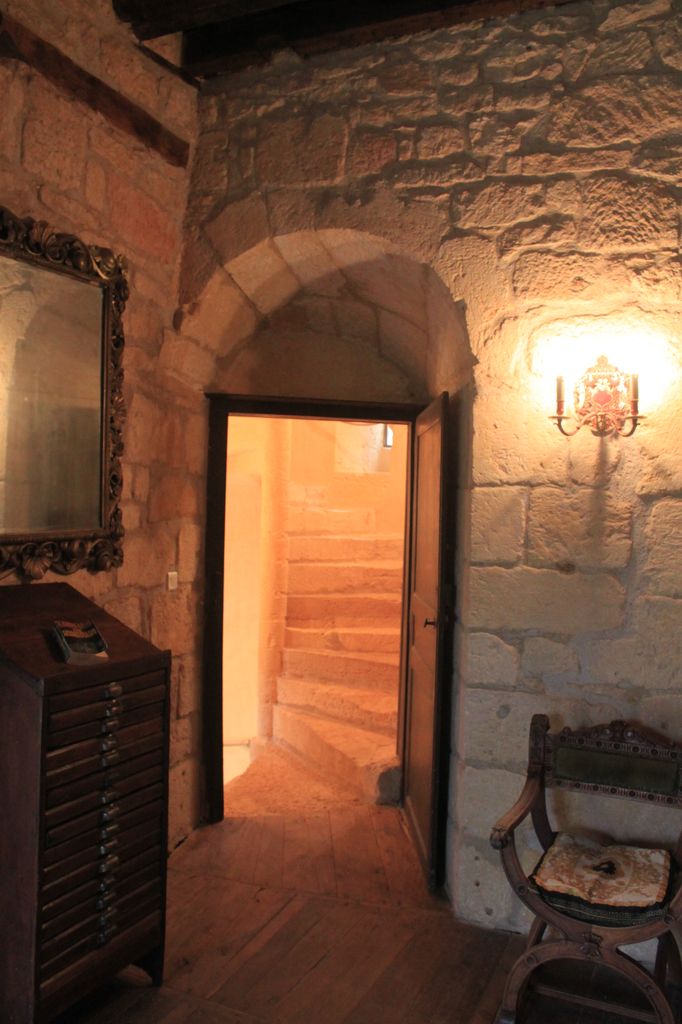Porte d'accès à la vis depuis la pièce du rez-de-chaussée surélevé (ancienne cuisine) de la tour maîtresse.