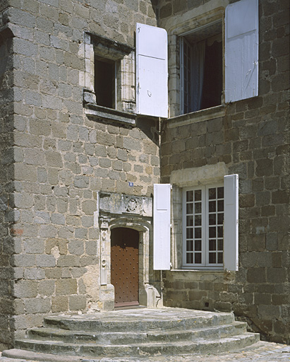 Bâtiments cadastrés AD 97, rez-de-chaussée, à droite, façade ouest du bâtiment sud (fenêtre remaniée), à gauche, porte monumentale de l'élévation sud du bâtiment central.